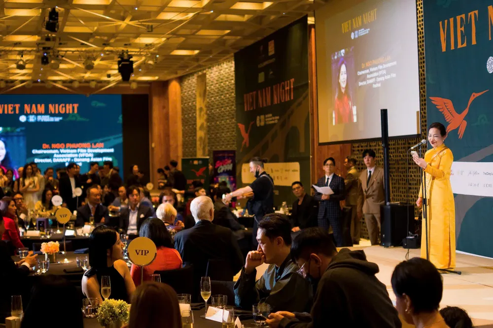 Không gian Việt Nam Night.jpg