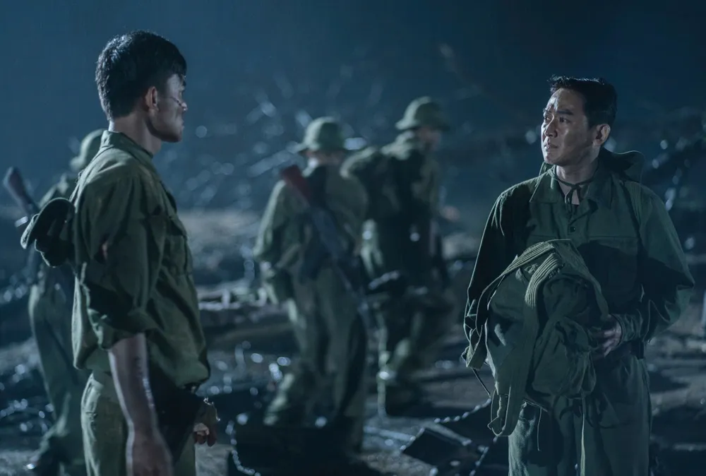 Cảnh trong phim "Mưa đỏ"