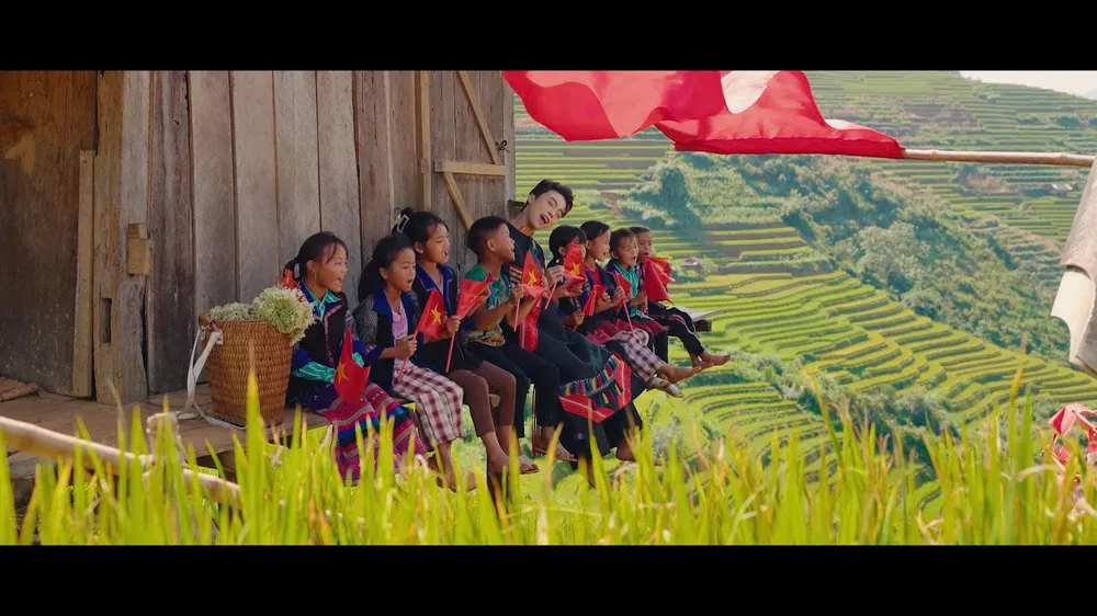 Hình ảnh trong MV "Yêu Tổ quốc - Yêu đồng bào"