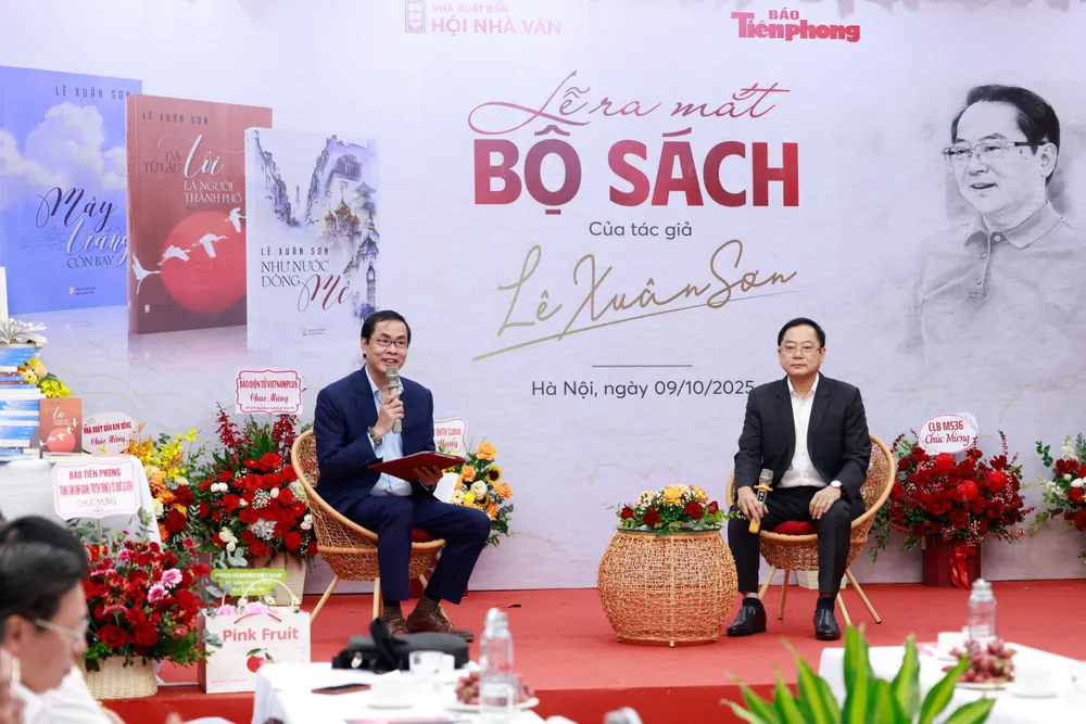 Nhà báo Lê Xuân Sơn ra mắt bộ ba tác phẩm thơ - bút ký - du ký. Ảnh NHƯ Ý