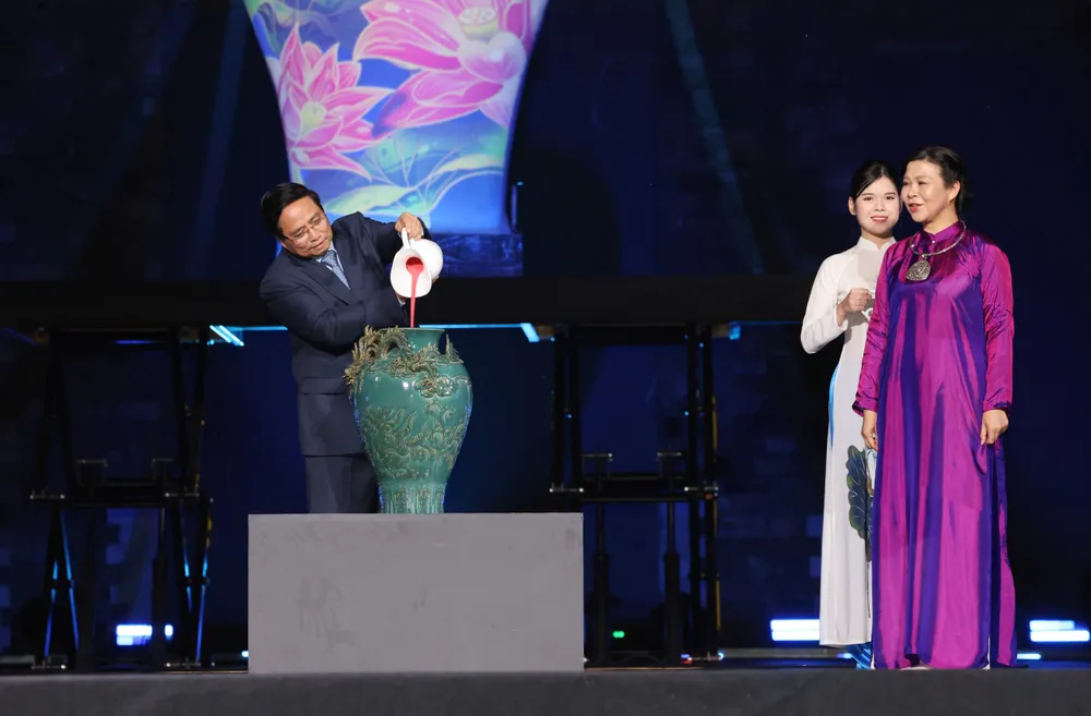 Thủ tướng Chính phủ và các đại biểu thực hiện nghi thức đặc biệt (vẽ tranh gốm ngũ sắc) khai mạc lễ hội. Ảnh: QUANG PHÚC