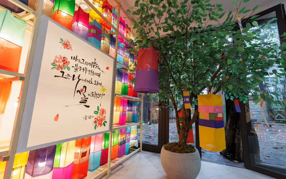 Chữ viết Hangeul Calligraphy và cây điều ước đèn lụa Jinju.jpg