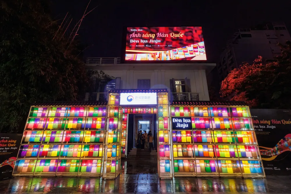 Cổng đèn lụa Jinju.jpg