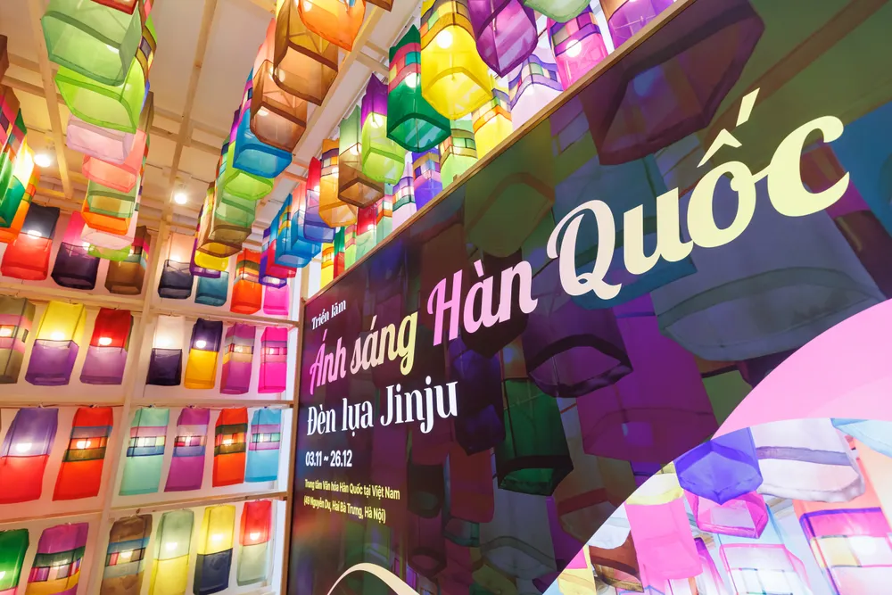 Gần 1.300 chiếc đèn lụa Jinju tỏa sáng rực rỡ tại Hà Nội