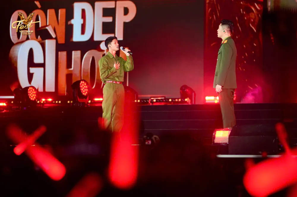 Nguyễn Hùng và Vũ thể hiện ca khúc "Còn gì đẹp hơn"