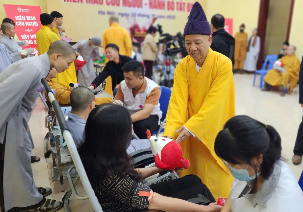 Hòa thượng Thích Thanh Quyết động viên các tăng ni, phật tử tham gia hiến máu nhân đạo