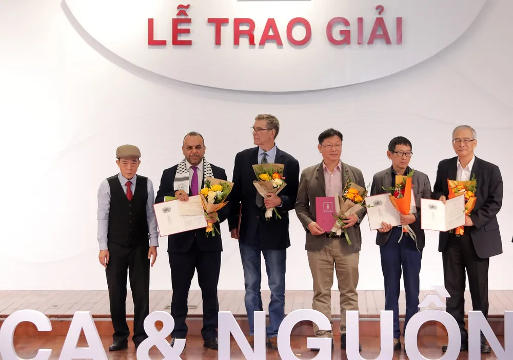 cuoc-thi-tho-cua-viet-nam-trao-giai-cong-hien-cho-9-tac-gia-nuoc-ngoai-4661-6141.jpg.jpg