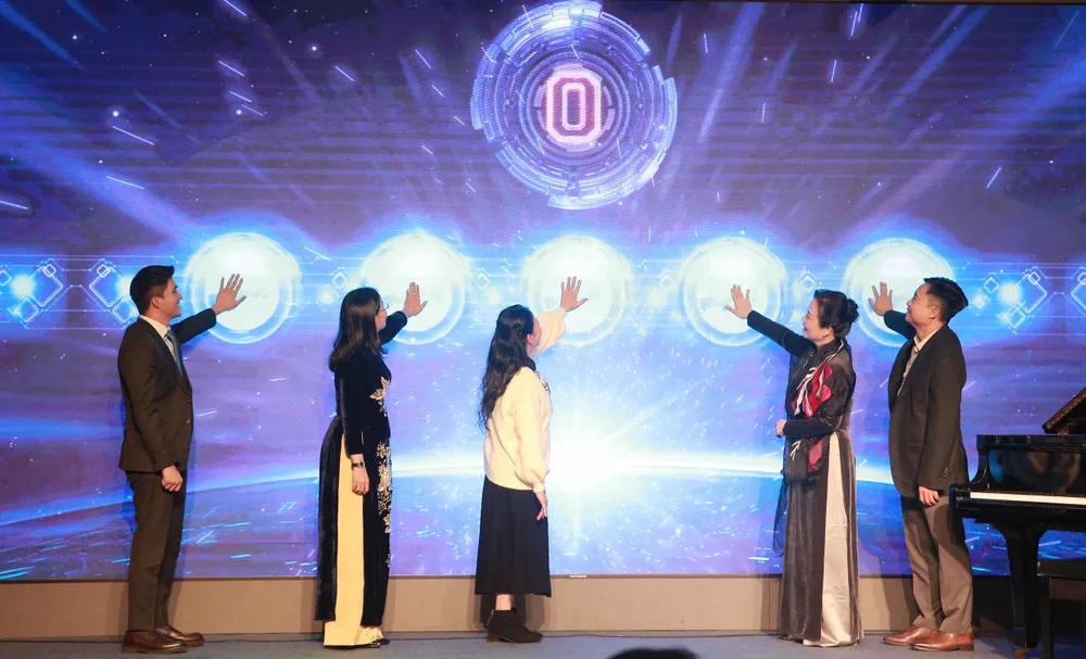 Các đại biểu bấm nút khởi động Liên hoan phim châu Á Đà Nẵng lần thứ IV