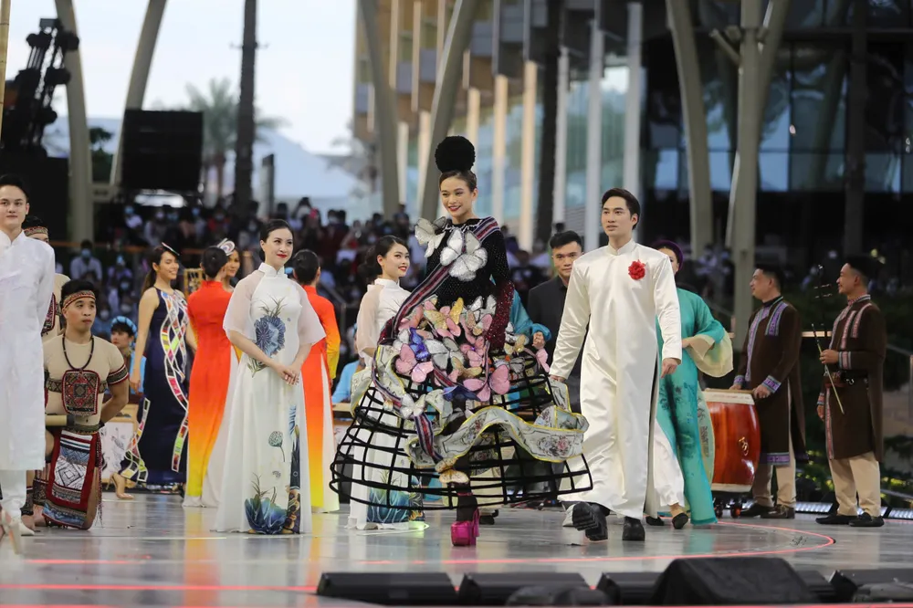 Bộ sưu tập của các nhà tạo mẫu Việt Nam được trình diễn trong Ngày Việt Nam tại nước ngoài. Ảnh: NAM NGUYỄN