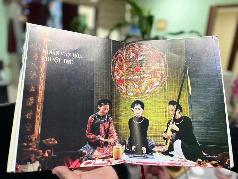 Cuốn sách Dấu ấn Việt Nam trên bản đồ di sản thế giới do NXB Chính trị quốc gia Sự thật ấn hành