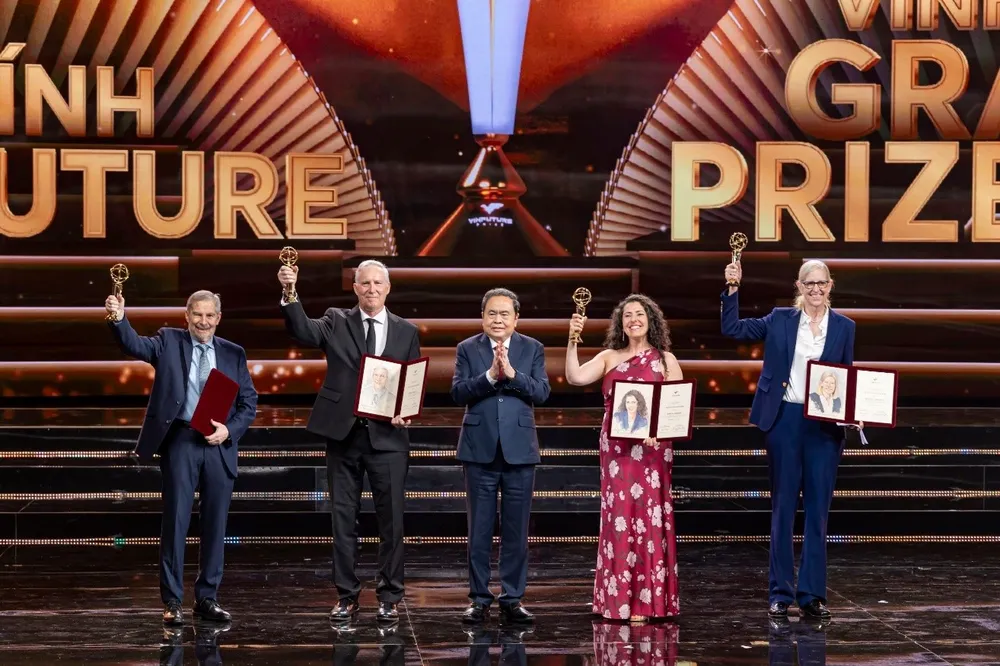 Chủ tịch Quốc hội Trần Thanh Mẫn trao giải thưởng Chính VinFuture 2025 cho các nhà khoa học