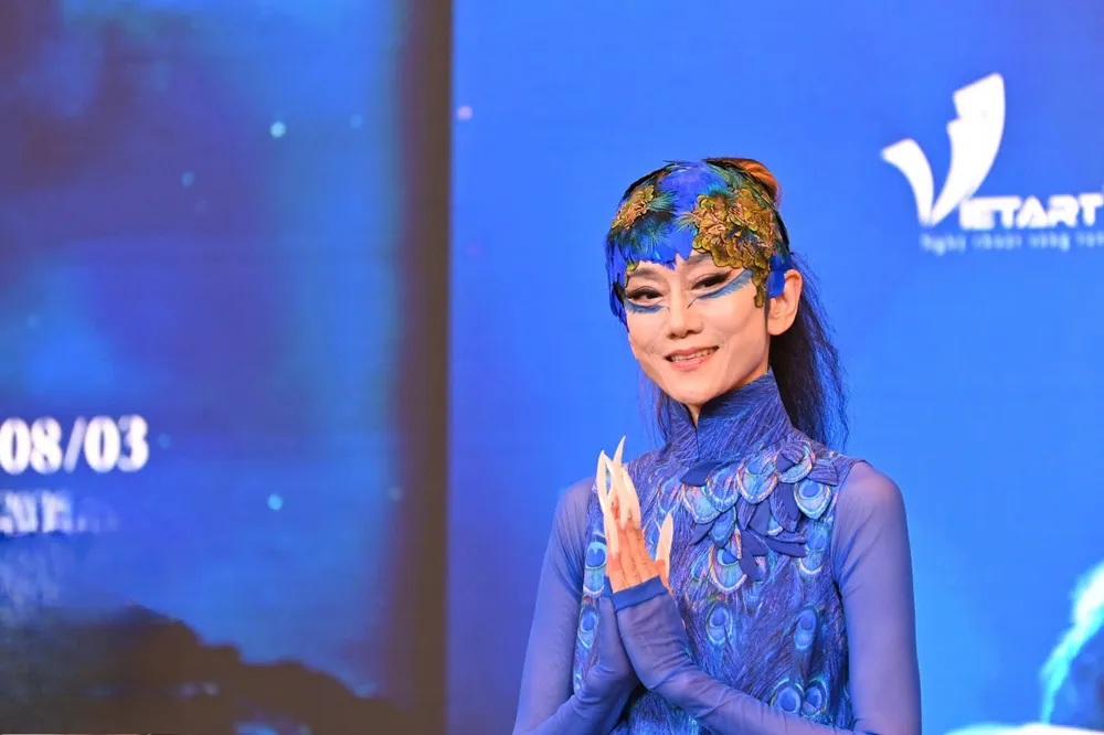 Ở tuổi 67, nghệ sĩ múa Dương Lệ Bình vẫn diễn “Khổng tước” tại Hà Nội. Ảnh: NAM NGUYỄN