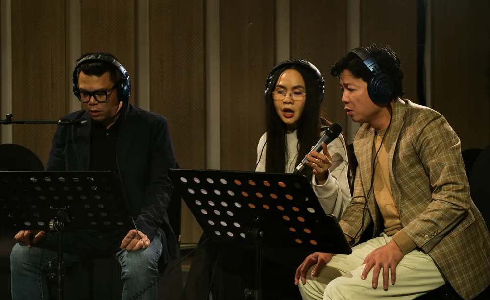 NSƯT Vũ Thắng Lợi và ê kíp thu âm album "Mùa chim én bay"