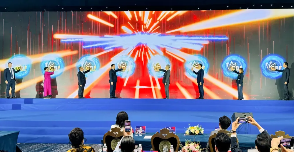 Phó Thủ tướng Mai Văn Chính cùng các đại biểu thực hiện nghi thức công bố Bộ giá trị Văn hóa kinh doanh Việt Nam trong kỷ nguyên mới