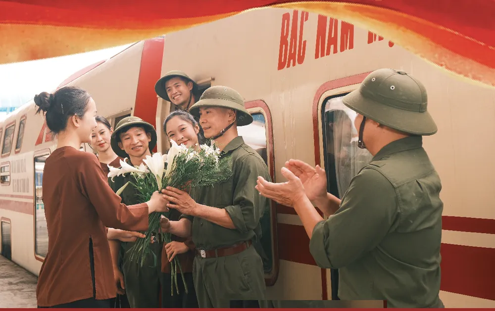 Chuyến tàu trải nghiệm đưa du khách chạm vào ký ức, một sản phẩm du lịch của Hà Nội dịp đại lễ 30-4. Ảnh: HỒ ĐIỆP