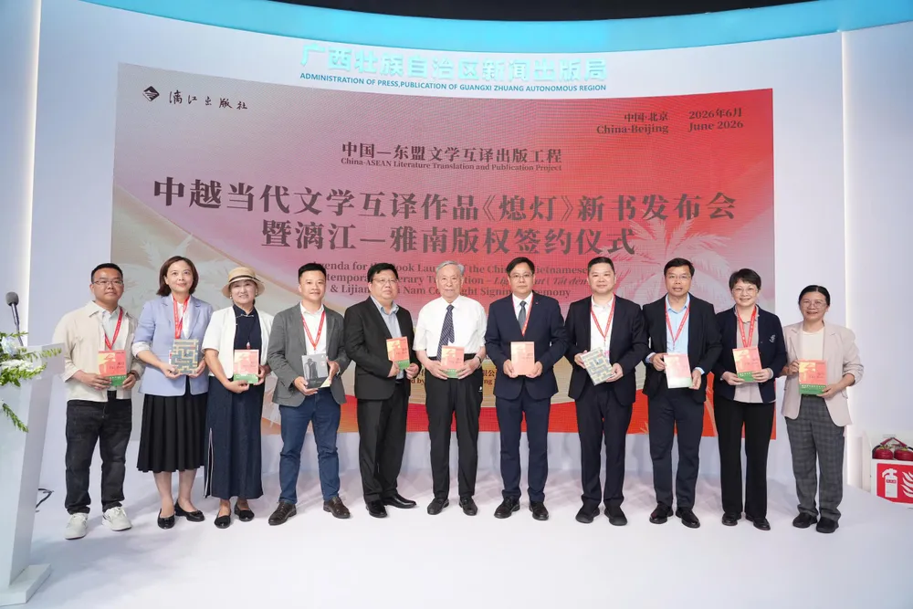 (Đại diện Tập đoàn Xuất bản và Truyền thông Quảng Tây, Nhã Nam, NXB Lijiang và các đại biểu chúc mừng thành quả bước đầu của dự án dịch thuật văn học Việt Nam sang tiếng Trung).JPG