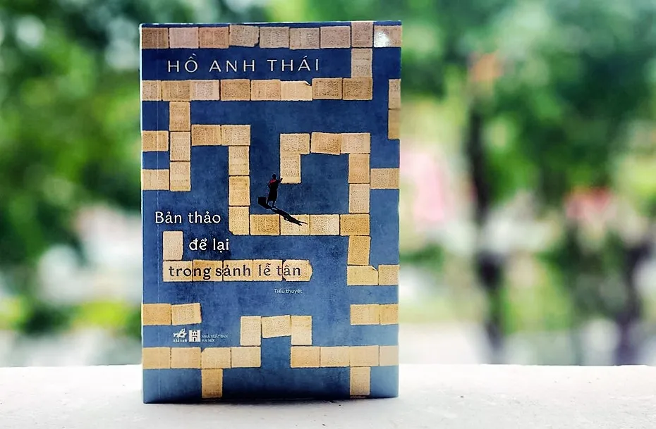 Tiểu thuyết Bản thảo để lại trong sảnh lễ tân. Ảnh MAI LIÊN
