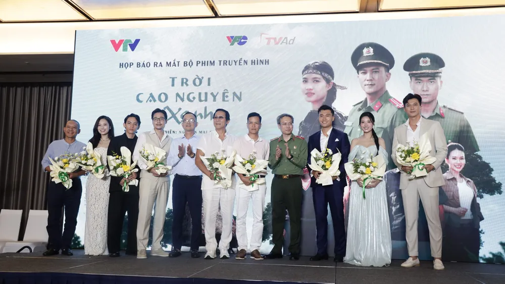 Các đại biểu tặng hoa đoàn làm phim "Trời cao nguyên xanh". Ảnh: DƯƠNG HOÀNG