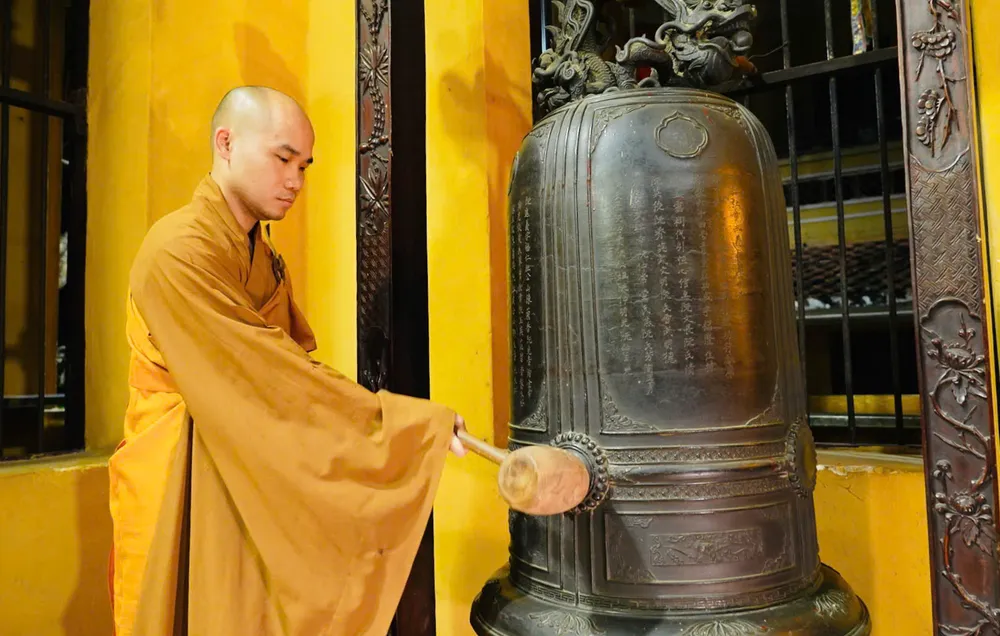 Chùa Quán Sứ (Hà Nội) cử chuông sáng 27-7 tưởng niệm các Anh hùng liệt sĩ. Ảnh: GHPGVN
