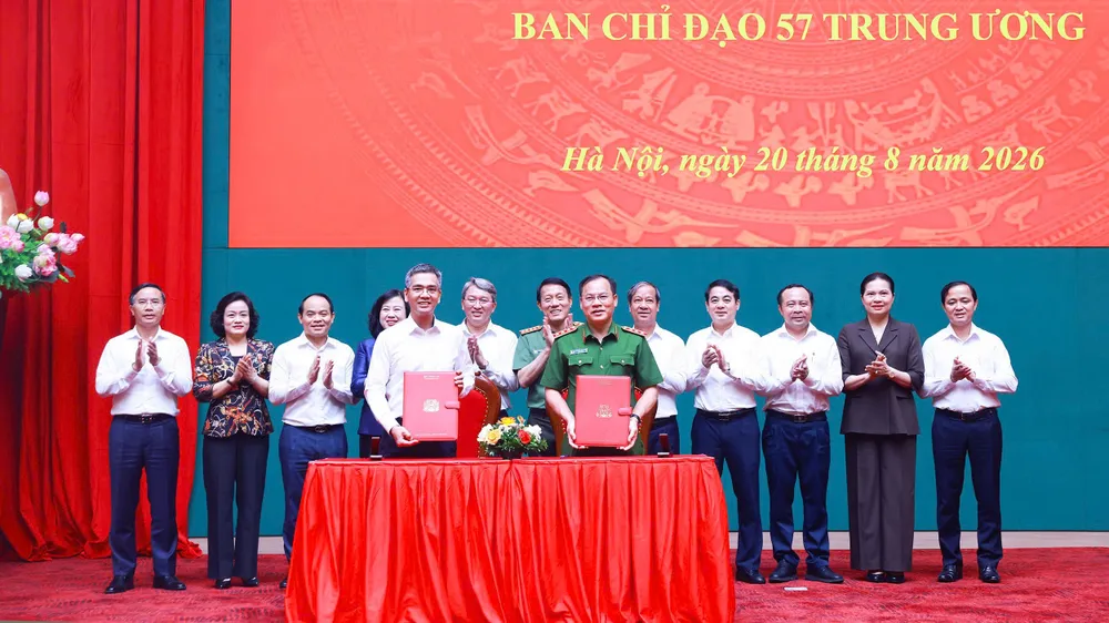 Ký biên bản bàn giao Cơ quan Thường trực Ban Chỉ đạo 57 Trung ương từ Văn phòng Trung ương Đảng về Bộ Công an. Ảnh: MINH HẢI