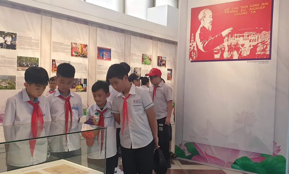 Học sinh, sinh viên được khuyến khích tham quan, chăm sóc di tích, bảo tàng. Ảnh: THU HÀ