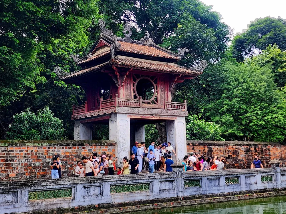 Du khách đến Văn Miếu - Quốc Tử Giám giữa kỳ nghỉ lễ Quốc khánh. Ảnh: THU HÀ