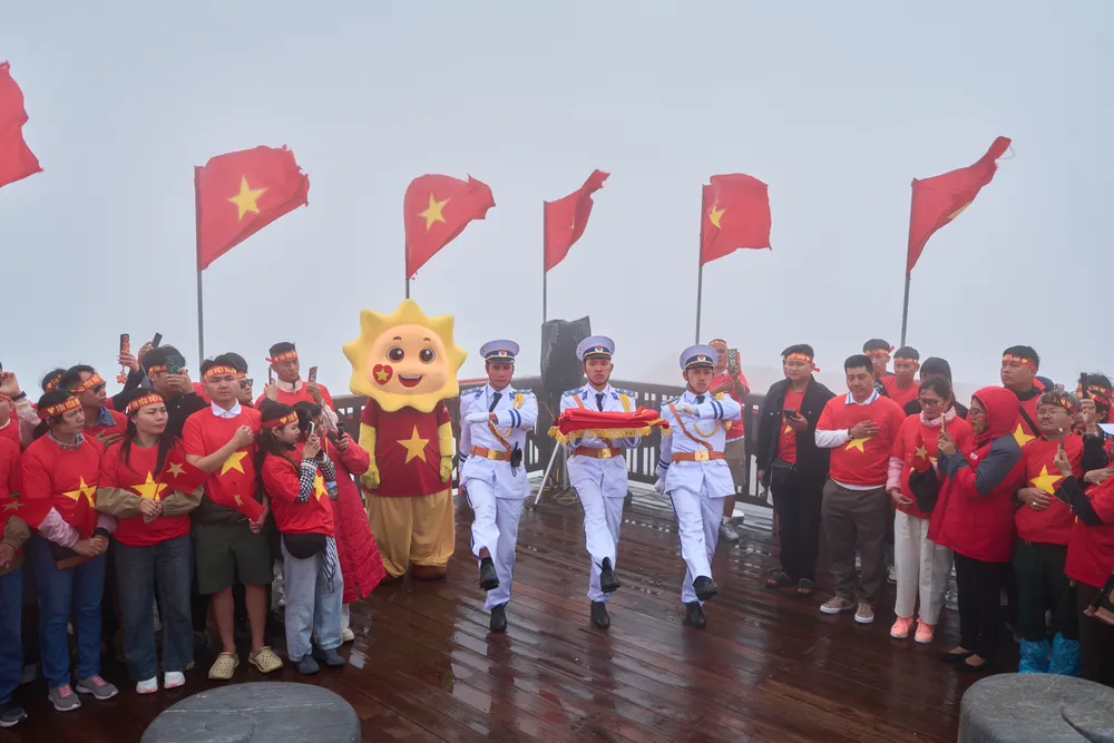 Le Thuong co Fansipan.jpg