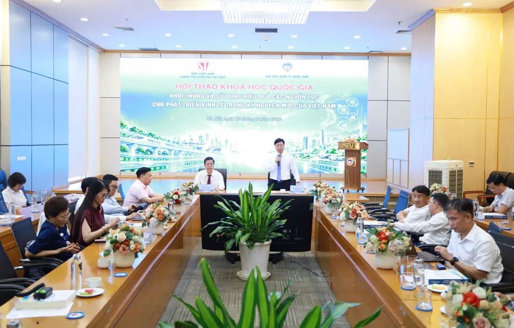Đại biểu tham dự Hội thảo khoa học quốc gia “Khơi thông và sử dụng hiệu quả các nguồn lực cho phát triển kinh tế trong kỷ nguyên mới của Việt Nam”. Ảnh: NGUYỄN CHẮT