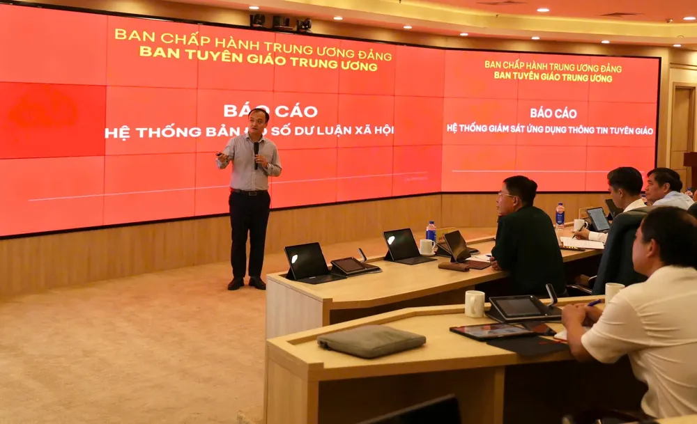 Đại diện tổ kỹ thuật báo cáo tình hình xây dựng ba hệ thống giám sát. Ảnh: PV