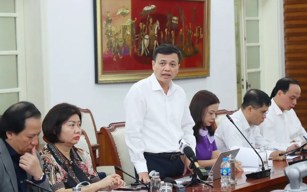 Phó Cục trưởng Cục Điện ảnh Đỗ Quốc Việt trả lời về vấn đề quản lý phim trên không gian mạng tại họp báo, sáng 9-10. Ảnh: HUẤN TRẦN