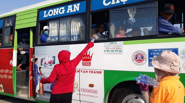 回鄉者停車領取免費飲用水