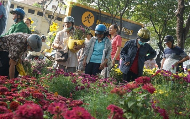 除夕中午花卉折半價