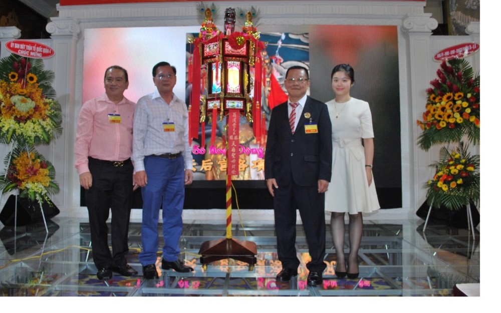 浸石天后宮理事長張敬和(右二)向標投得“天后娘娘”聖燈得主移交聖燈。 