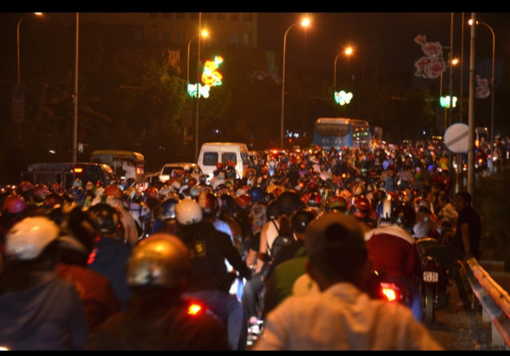 昨晚9時濱瀝橋車輛擠得水洩不通。