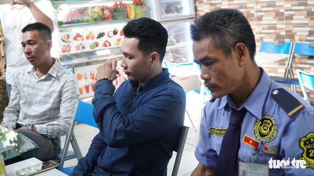 阮富大（中）向阮文批和謝鴻泰兩名長輩（Lacasa公寓Yuki公司的保安員）道歉。