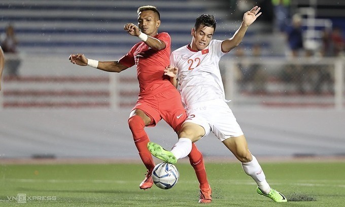 兩隊激烈爭奪球。