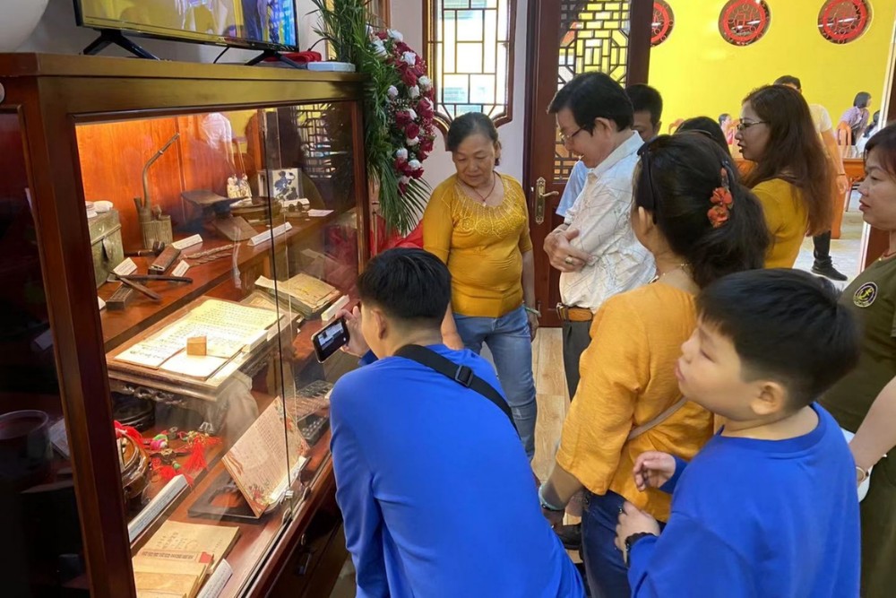 年初一民眾觀看華人懷舊物品 ảnh 1