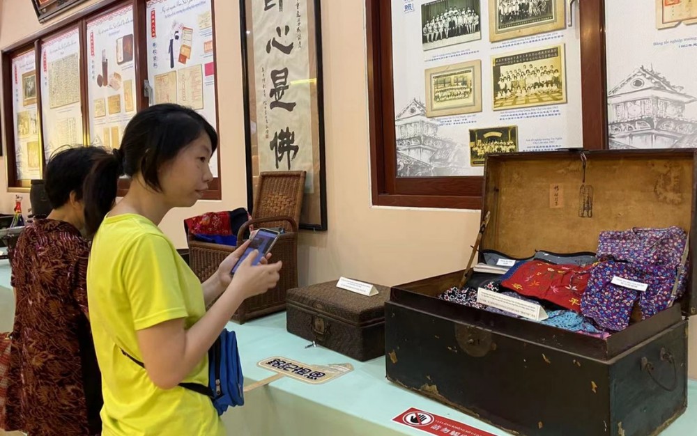 年初一民眾觀看華人懷舊物品 ảnh 2