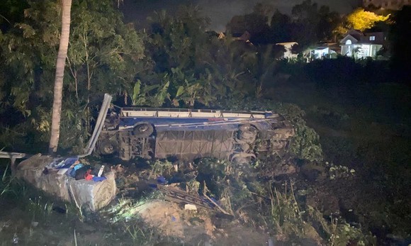 年初一晚上，乘載46人客車側翻