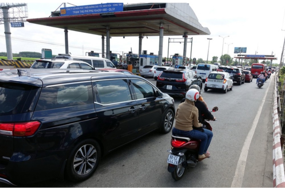 今（26）日上午，大量車子湧入頭頓（攝於朝頭頓方向本市-隆成高速公路的第51號國道收費站）