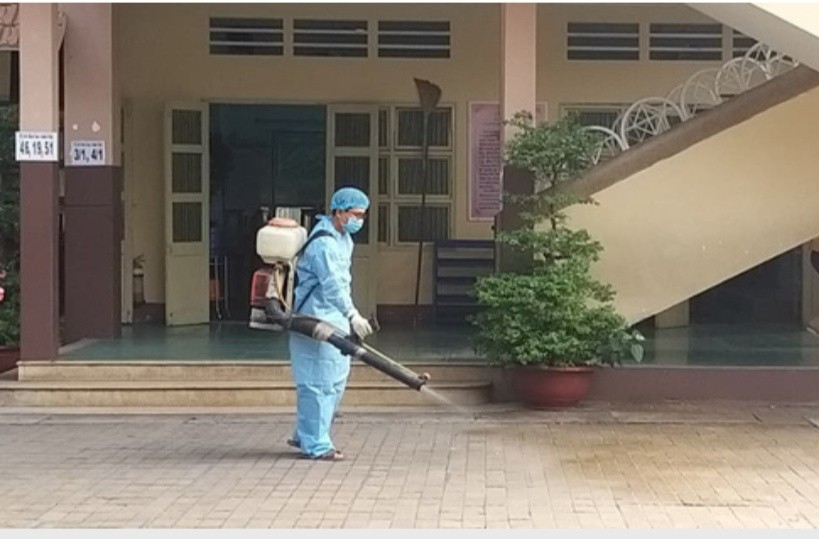 學校進行消毒工作。