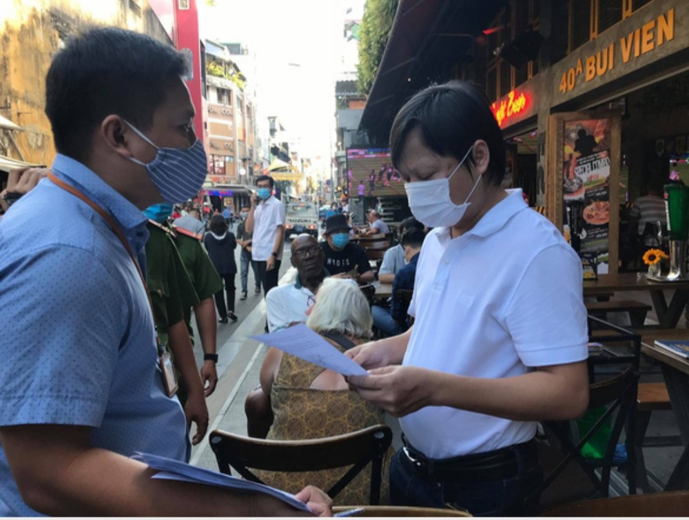 向營業者傳達停止營業命令。