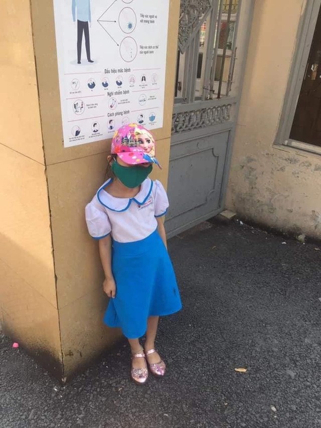 學生因提早上學而被拒之門外。