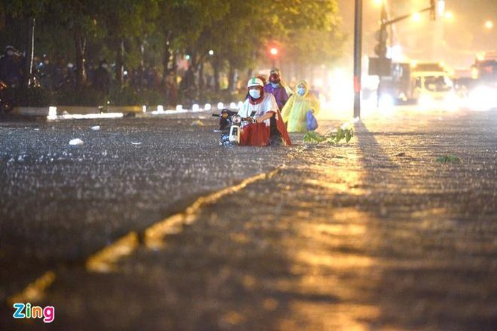 雨水淹過了車輪，民眾要徒步推車。(圖源：zing)