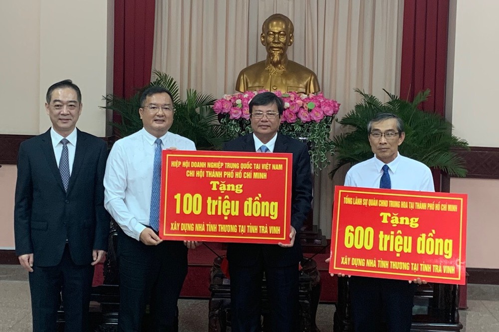 吳駿總領事與趙騫會長代表向茶榮省捐贈溫情屋建設經費。