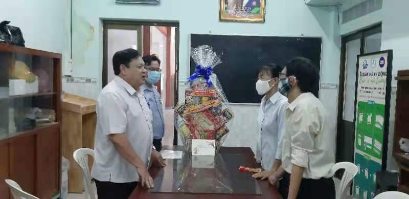 第六郡越南祖國陣線委員會向潁川雙語學校拜年