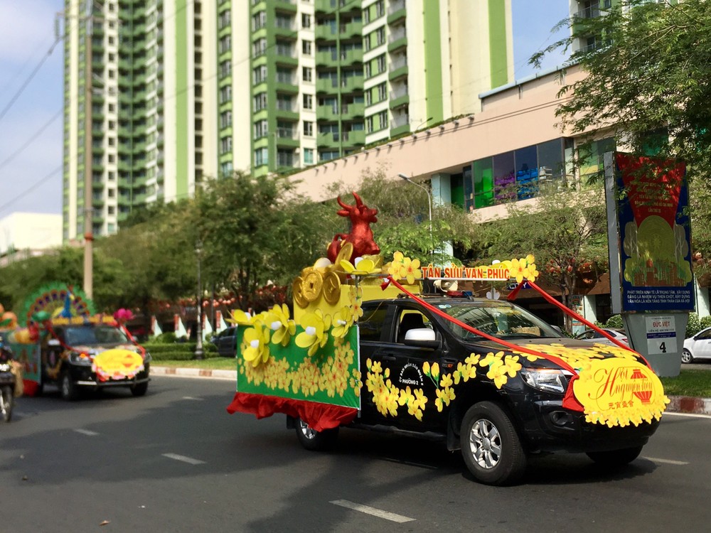 花車在鴻龐街上參加宣傳。