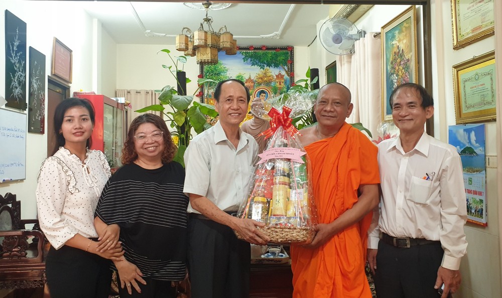 陳耀枝主席（左三）向名龍大師贈送禮品。