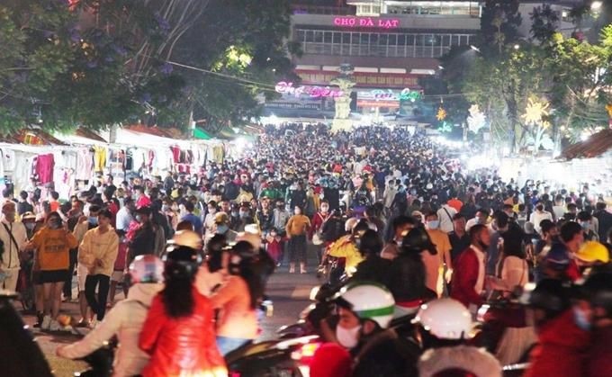 大勒市在節日期間人山人海。