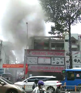 商店冒出濃煙。